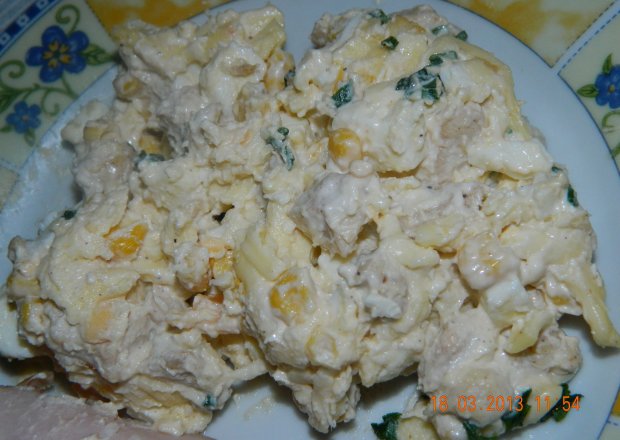 Fotografia przedstawiająca Sałatka z kurczakiem i żółtym serem