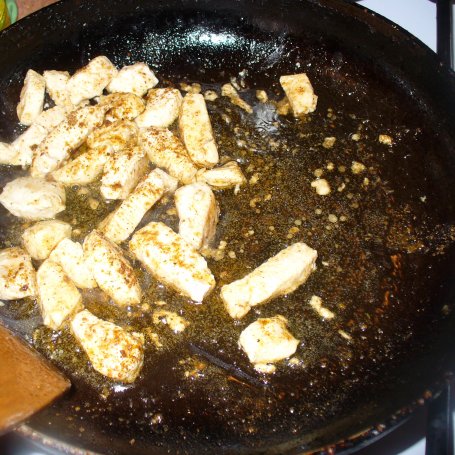 Krok 4 - Sałatka z kurczakiem , kukurydzą , papryką , jarmużem i rukolą foto