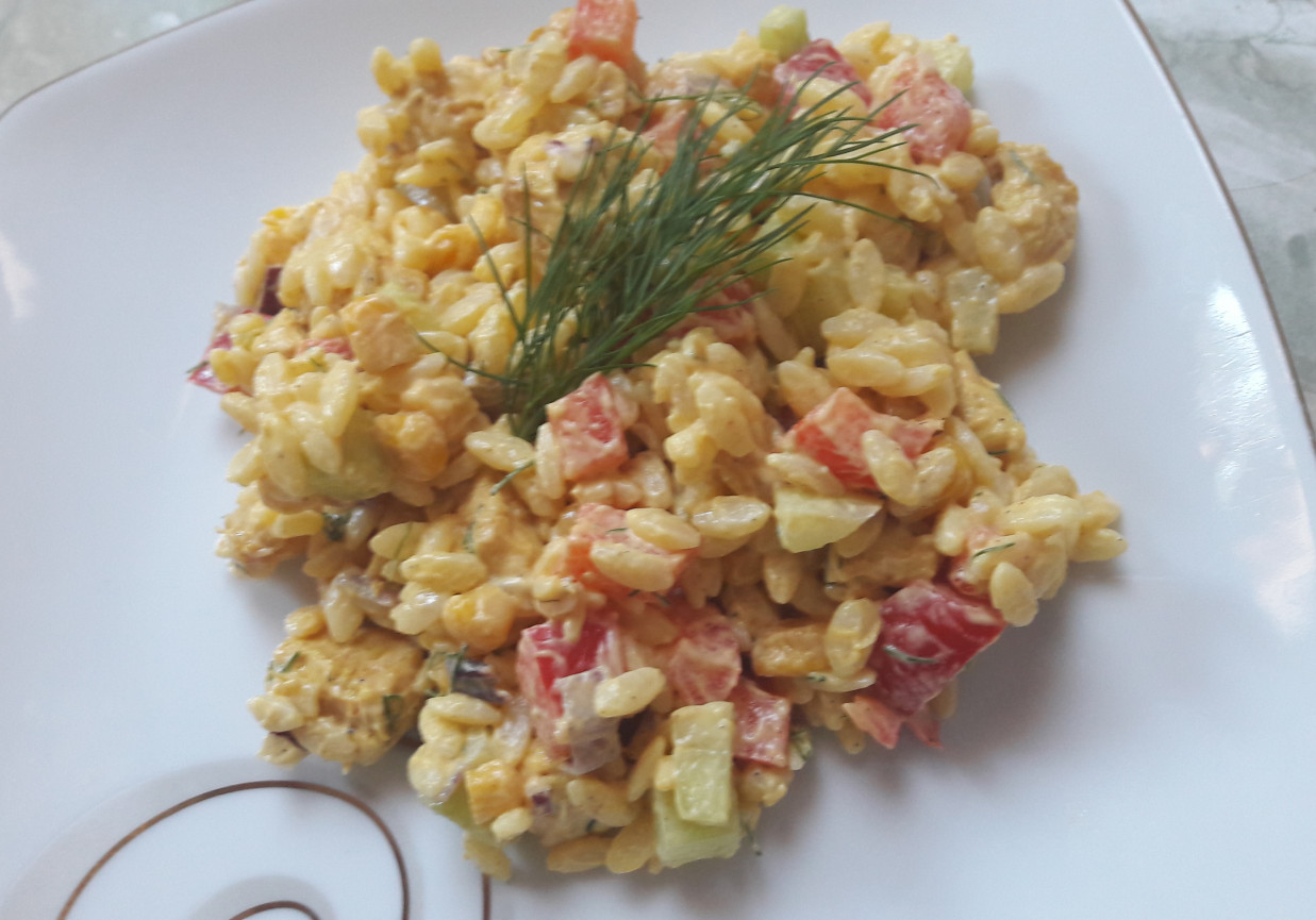 Sałatka z kurczakiem, makaronem i koperkiem foto