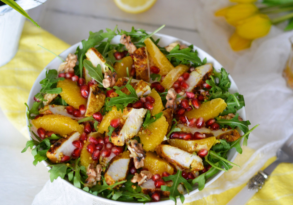 Sałatka z kurczakiem, orzechami i orzeźwiającymi owocami foto