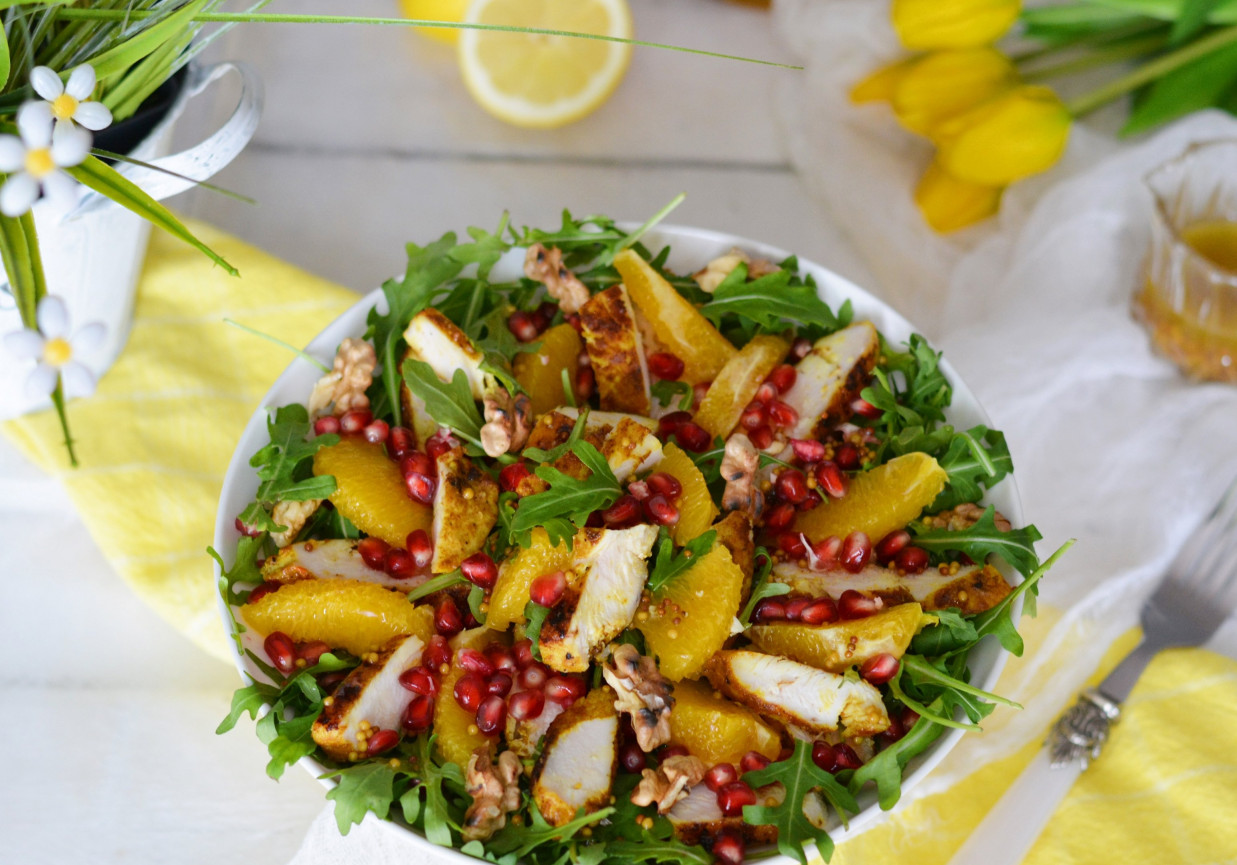 Sałatka z kurczakiem, orzechami i orzeźwiającymi owocami foto