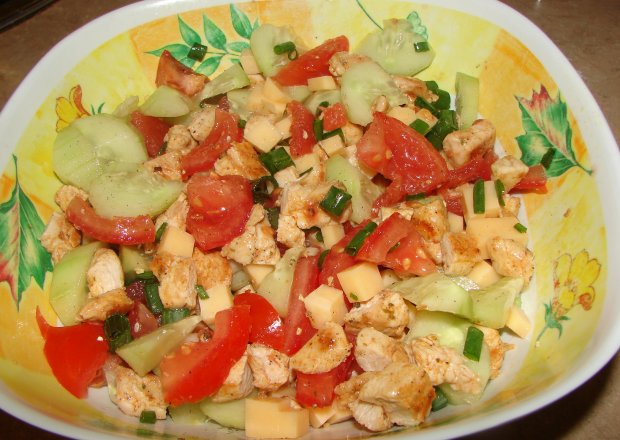 Fotografia przedstawiająca Sałatka z kurczakiem, pomidorkami oraz z serem