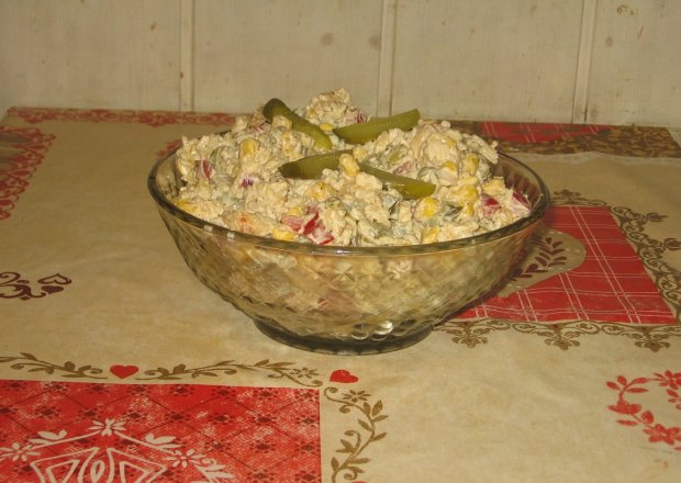 Fotografia przedstawiająca Sałatka z kurczakiem, ryżem i oliwkami
