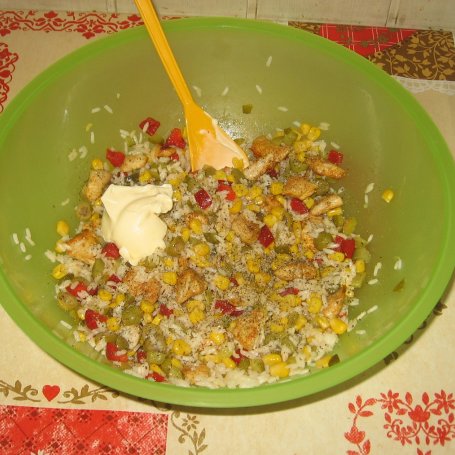 Krok 6 - Sałatka z kurczakiem, ryżem i oliwkami foto