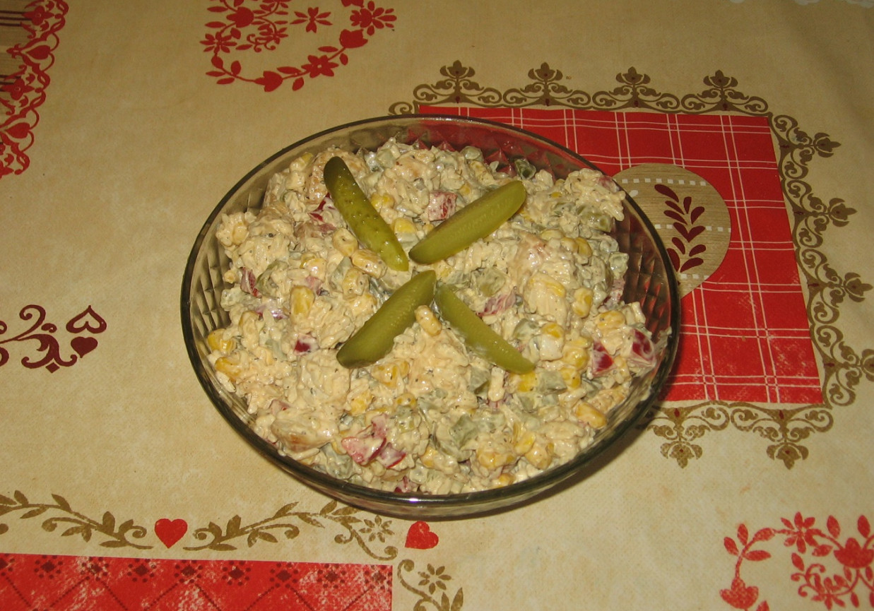 Sałatka z kurczakiem, ryżem i oliwkami foto