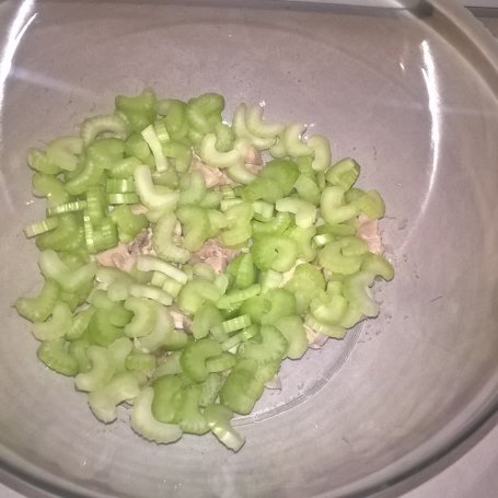 Krok 2 - Sałatka z kurczakiem, selerem naciowym i brzoskwiniami foto