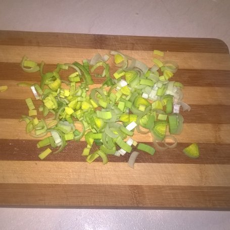 Krok 3 - Sałatka z kurczakiem, selerem naciowym i brzoskwiniami foto