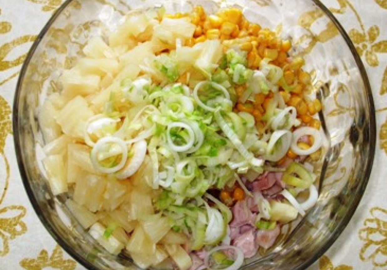 Sałatka z kurczakiem wędzonym i ryżem foto