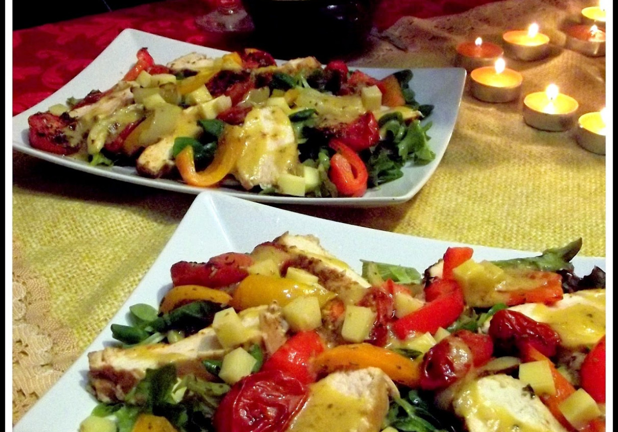 Sałatka z kurczarkiem i grillowanymi warzywami foto