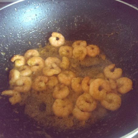 Krok 2 - Sałatka z kuskusu, krewetek, mozzarelli i pesto foto