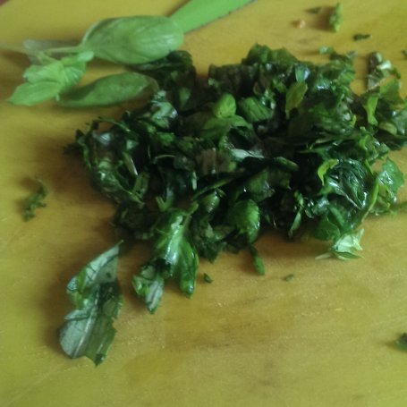 Krok 4 - Sałatka z kuskusu, krewetek, mozzarelli i pesto foto