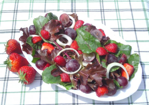 Fotografia przedstawiająca Sałatka z liśćmi botwiny i owocami