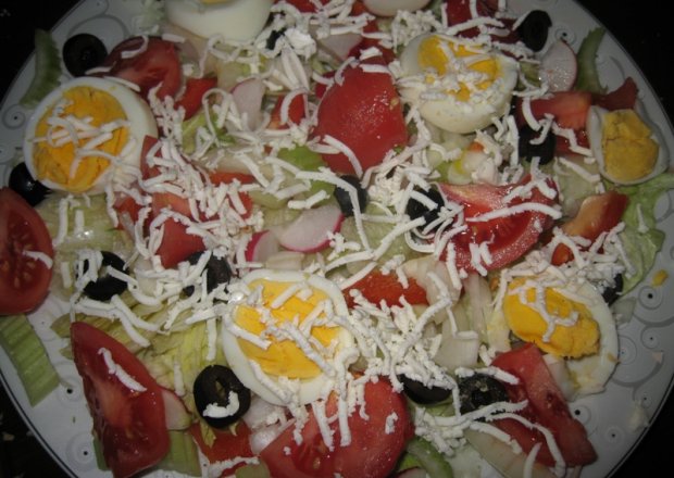 Fotografia przedstawiająca Sałatka z lodową sałatą i jajkami