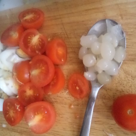 Krok 2 - Sałatka z lodowej i grzanek- z dodatkiem jajka ,  cebulek, pomidorków i pestek dyni :) foto
