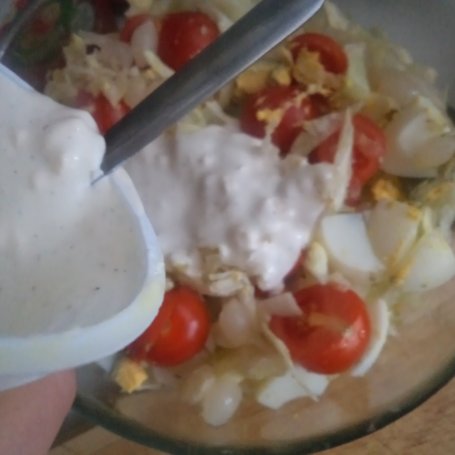 Krok 4 - Sałatka z lodowej i grzanek- z dodatkiem jajka ,  cebulek, pomidorków i pestek dyni :) foto