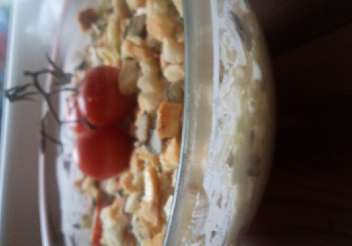 Sałatka z lodowej i grzanek- z dodatkiem jajka ,  cebulek, pomidorków i pestek dyni :) foto