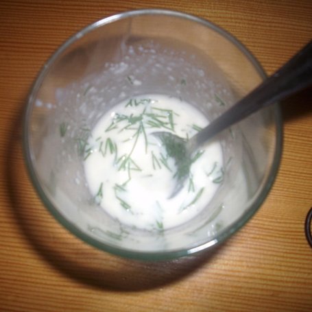 Krok 3 - Sałatka z łososia z ogórkami w sosie jogurtowo-chrzanowym foto