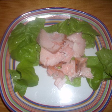 Krok 2 - Sałatka z łososia z ogórkami w sosie jogurtowo-chrzanowym foto
