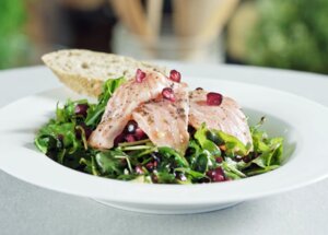 Jak zrobić sałatkę z łososiem i granatem? foto