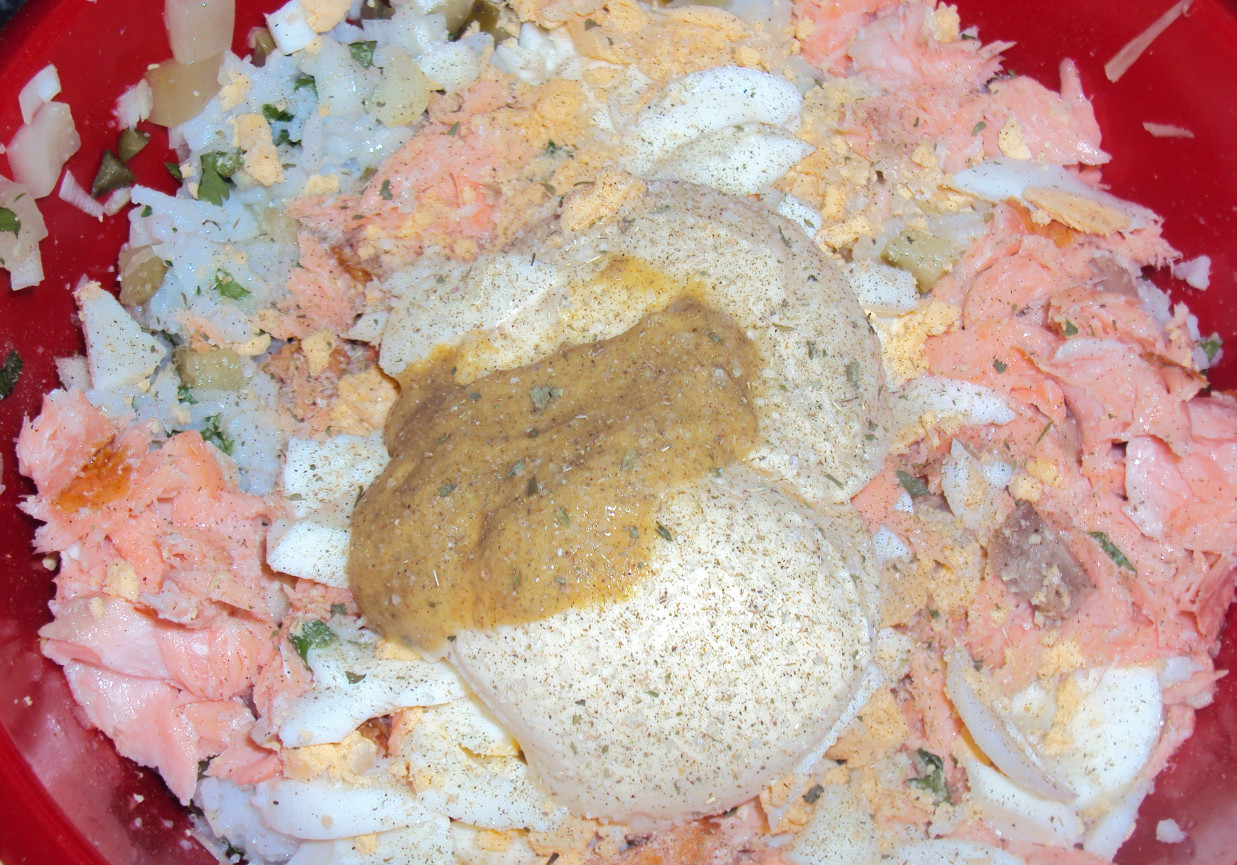 Sałatka z łososiem i ryżem foto