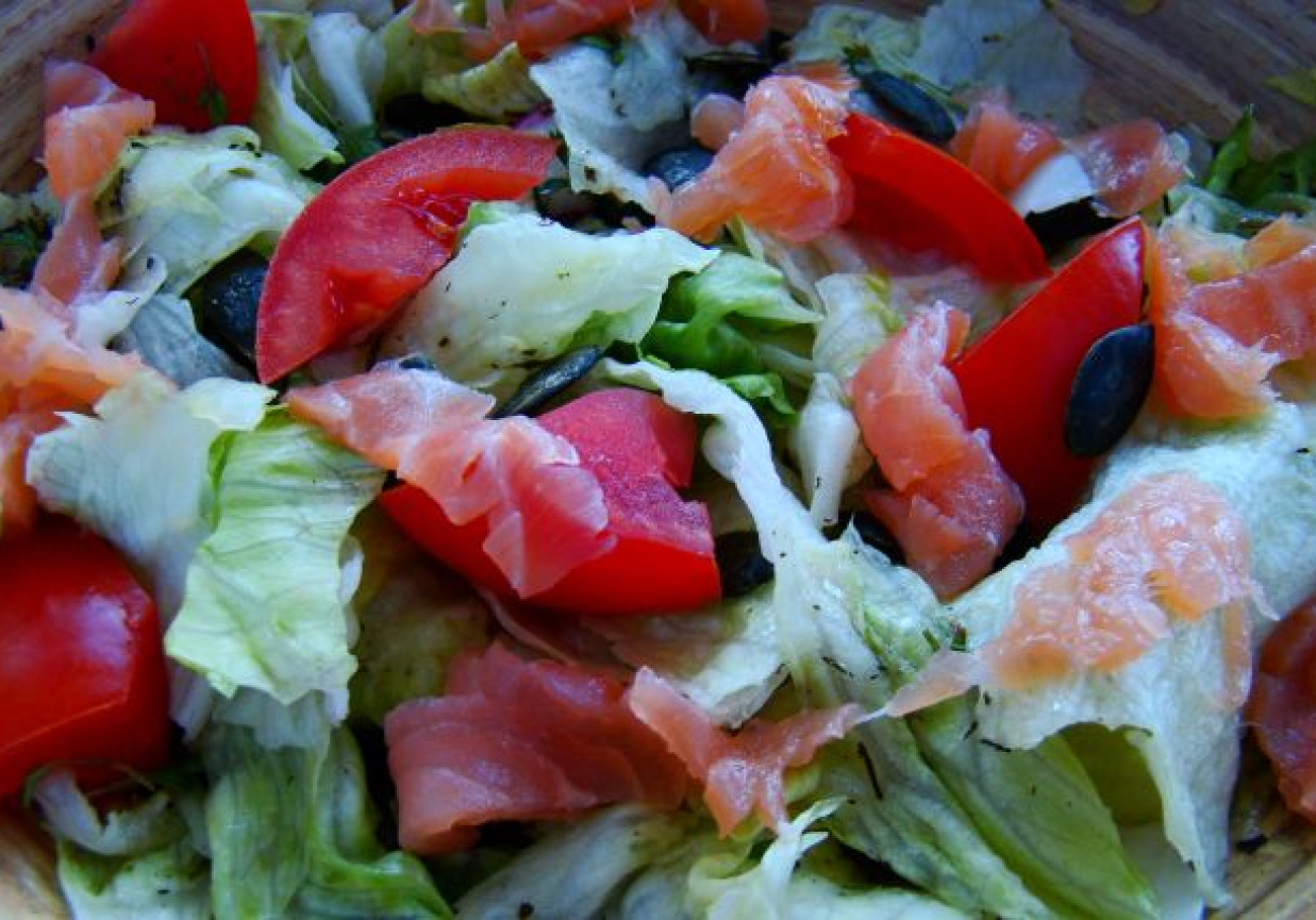 Sałatka z łososiem norweskim i pestkami dyni foto