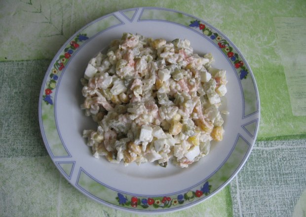 Fotografia przedstawiająca Sałatka z łosossiem i ryżem