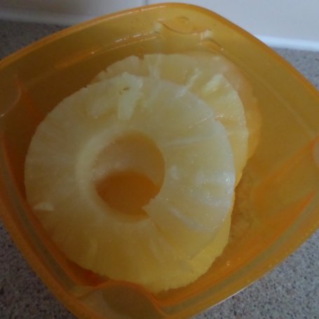 Krok 4 - Sałatka z makaronem i ananasem foto