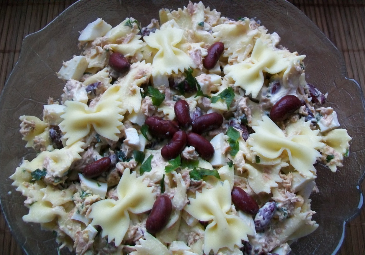 Sałatka makaronowa z tuńczykiem, jajkiem i czerwoną fasolą foto