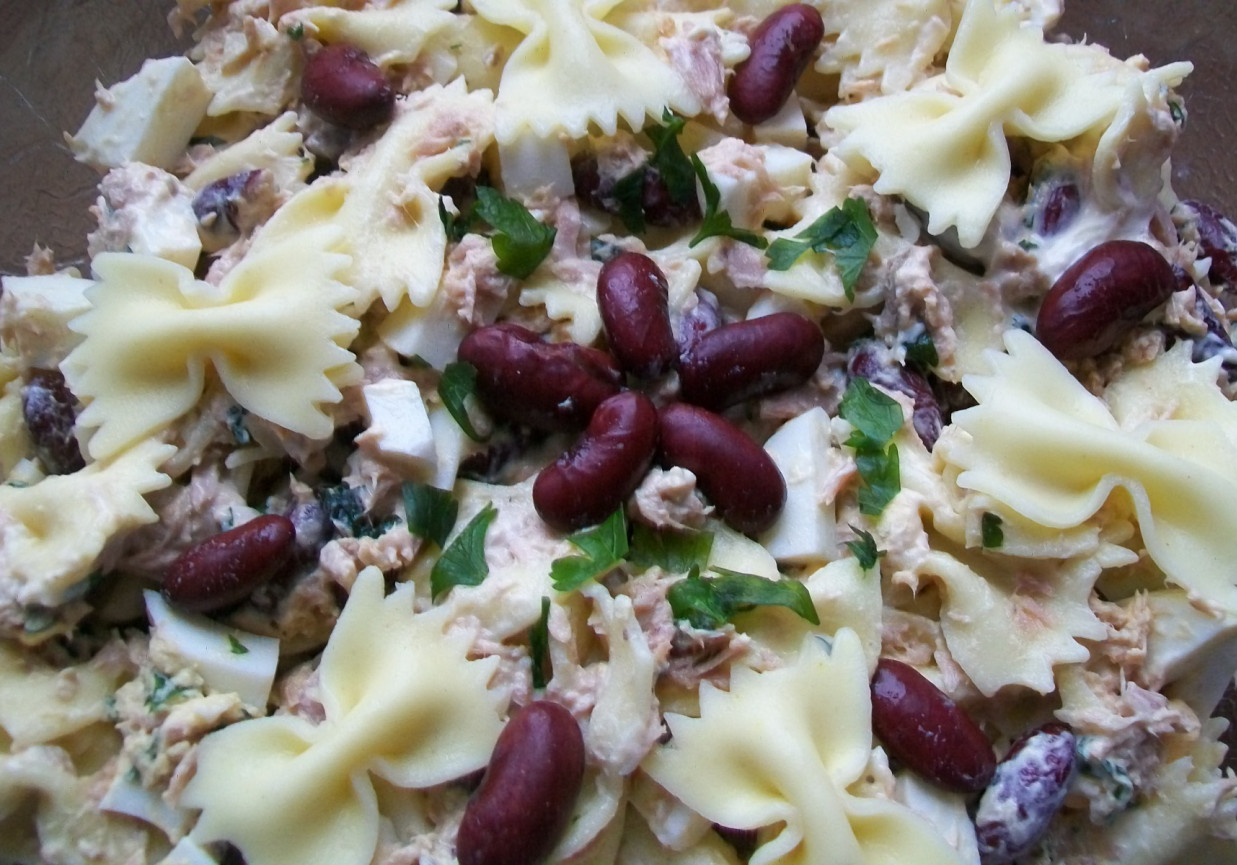 Sałatka makaronowa z tuńczykiem, jajkiem i czerwoną fasolą foto