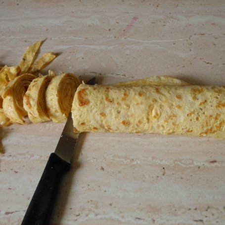 Krok 3 - Sałatka z makaronem omletowym i rukolą foto