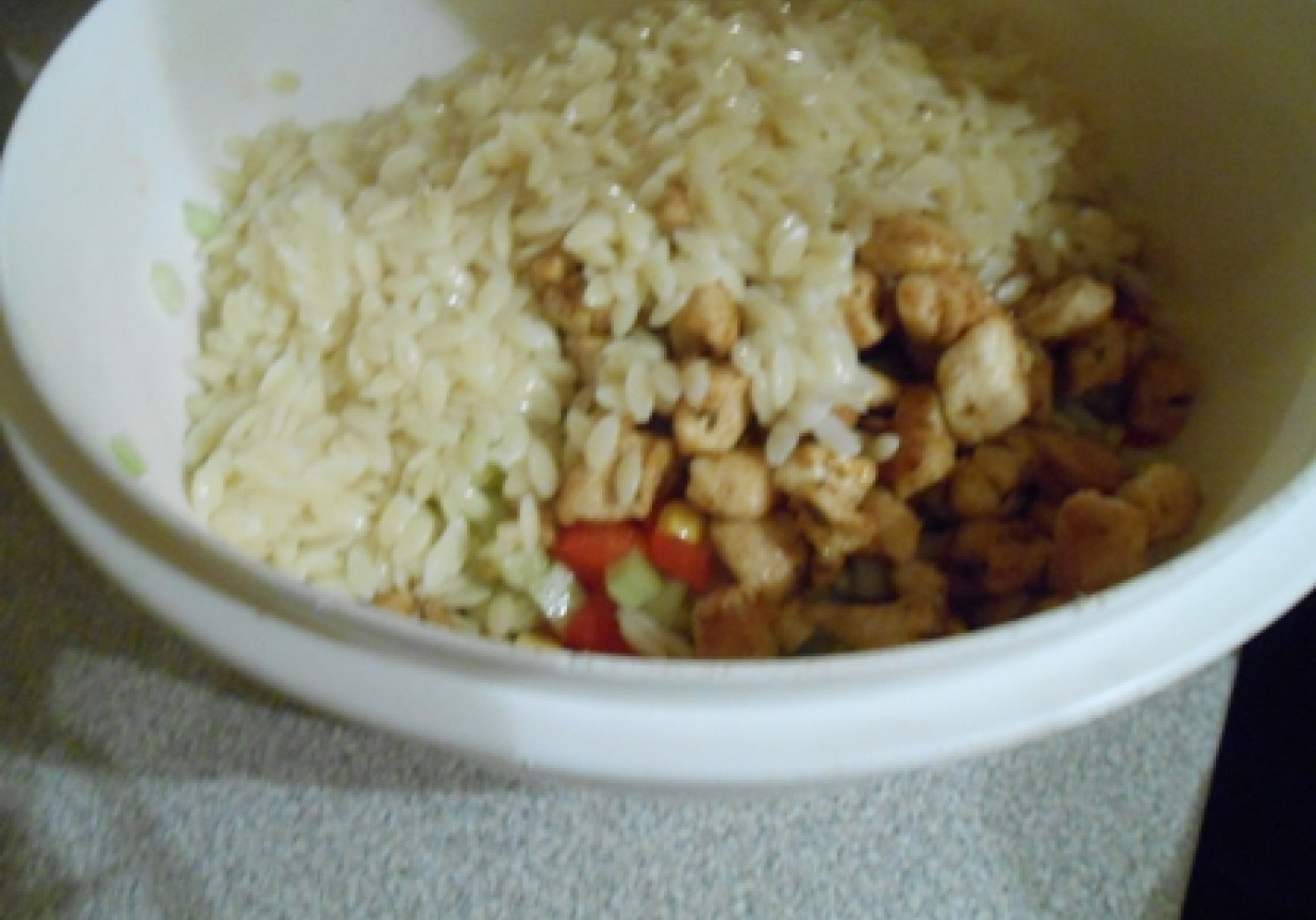 Sałatka z makaronem ryżowym i kurczakiem foto