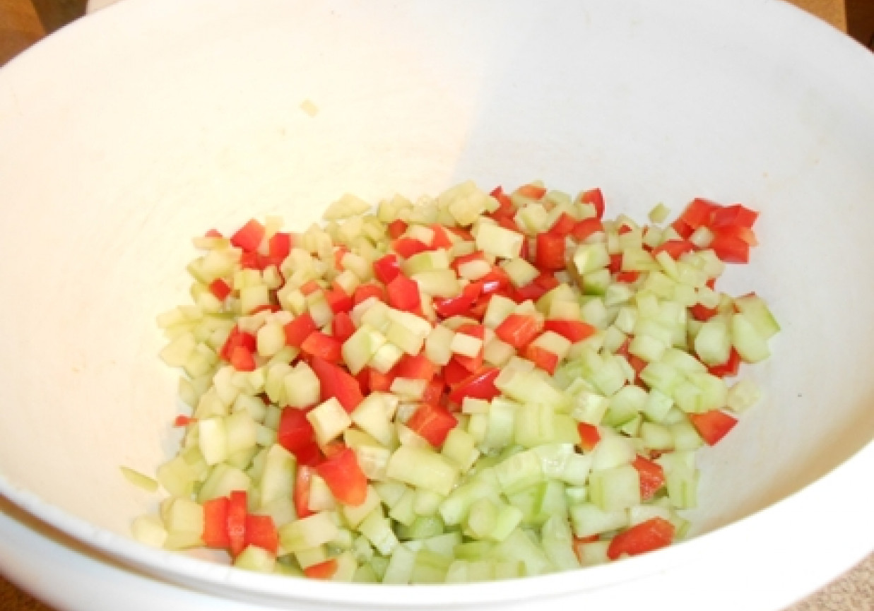 Sałatka z makaronem ryżowym i kurczakiem foto