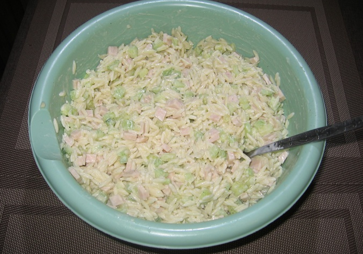 Sałatka z makaronem ryżowym foto