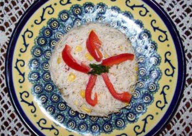 Fotografia przedstawiająca sałatka z makaronem ryżowym