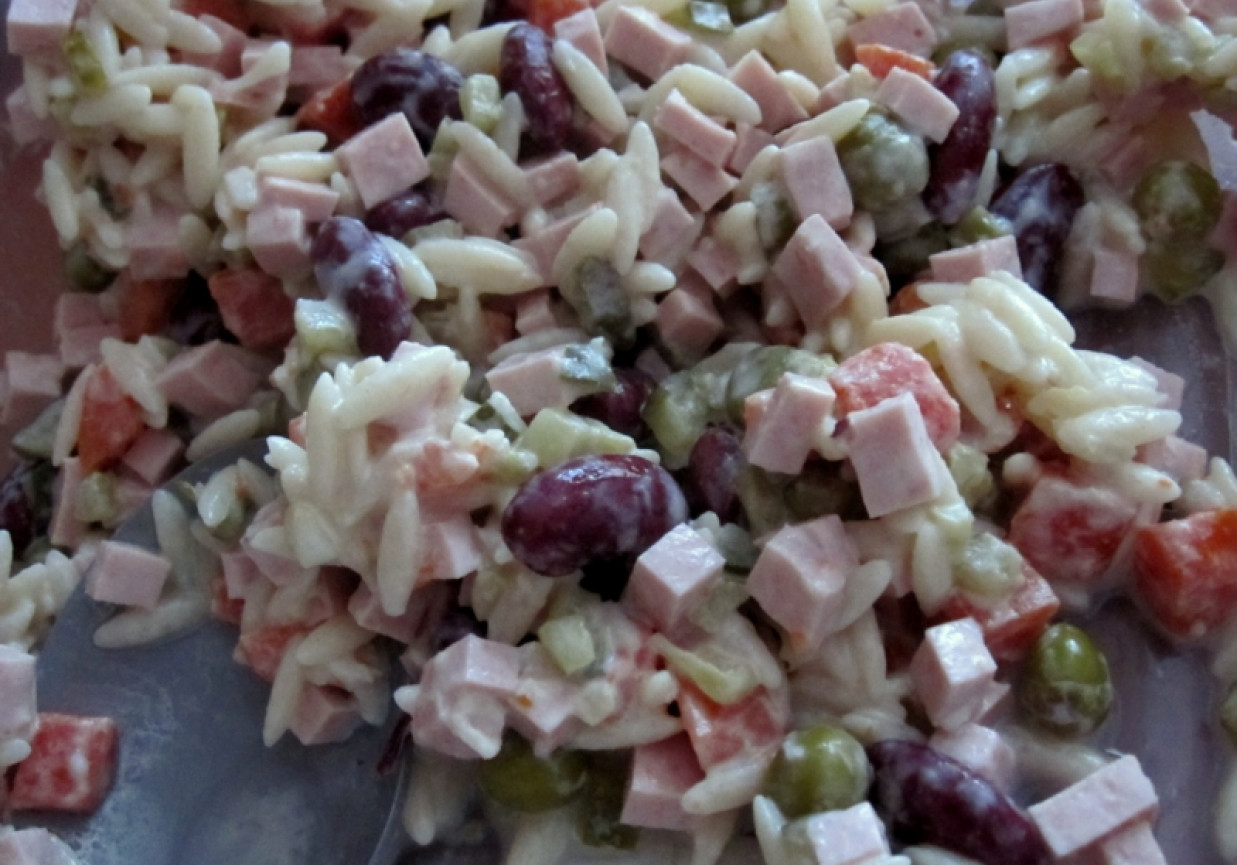 Sałatka z makaronem ryżyk foto