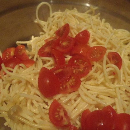 Krok 2 - Sałatka z makaronem spaghetti foto