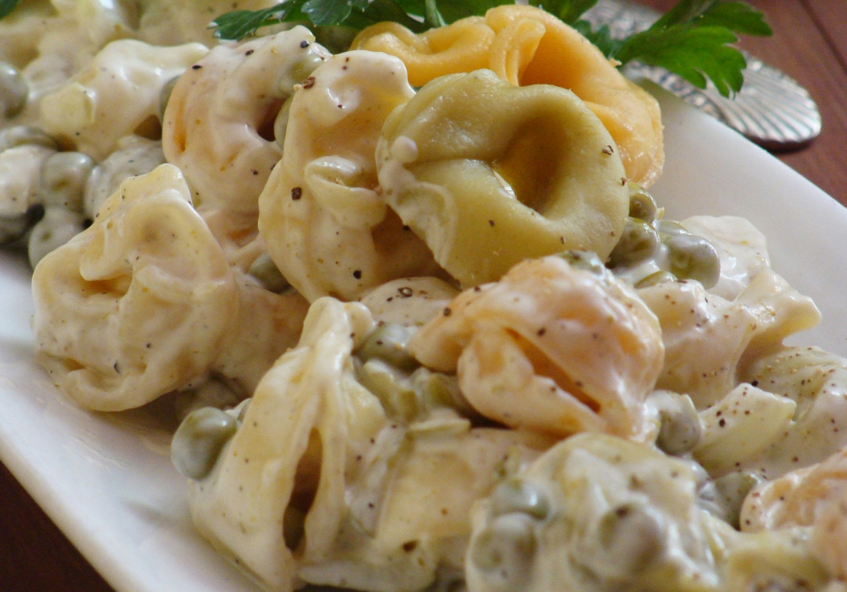 Sałatka z makaronem tortellini DoradcaSmaku.pl