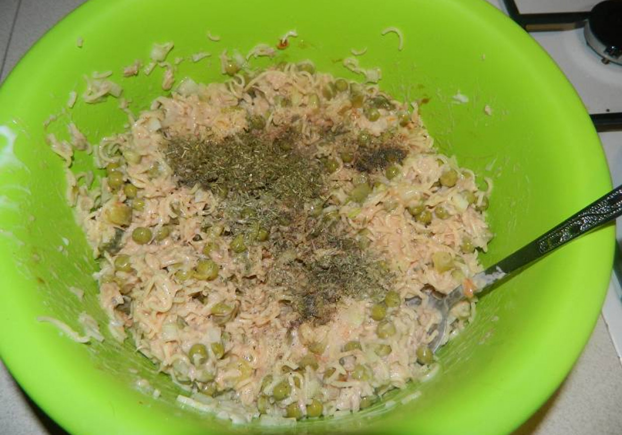 Sałatka z makaronem z zupek chińskich z tuńczykiem i warzywnymi dodatkami. foto