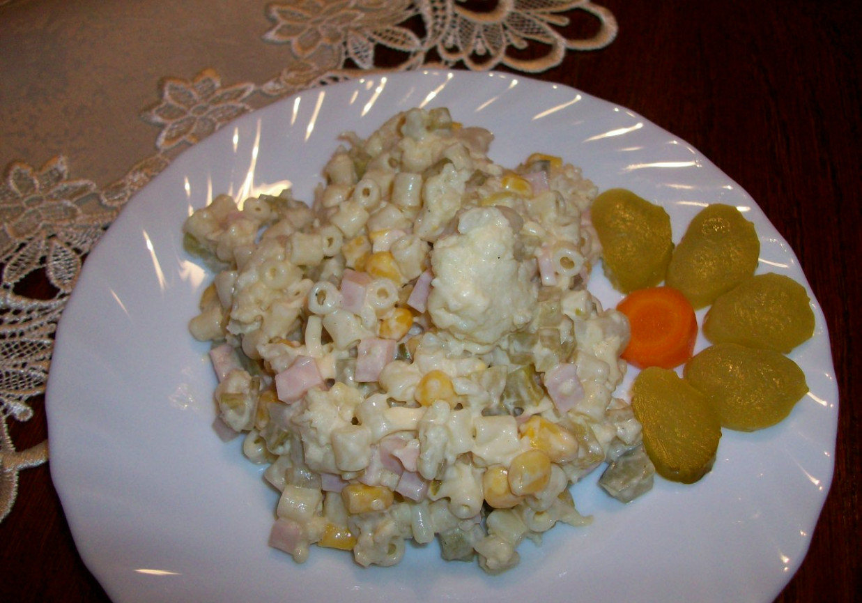 sałatka z makaronem foto