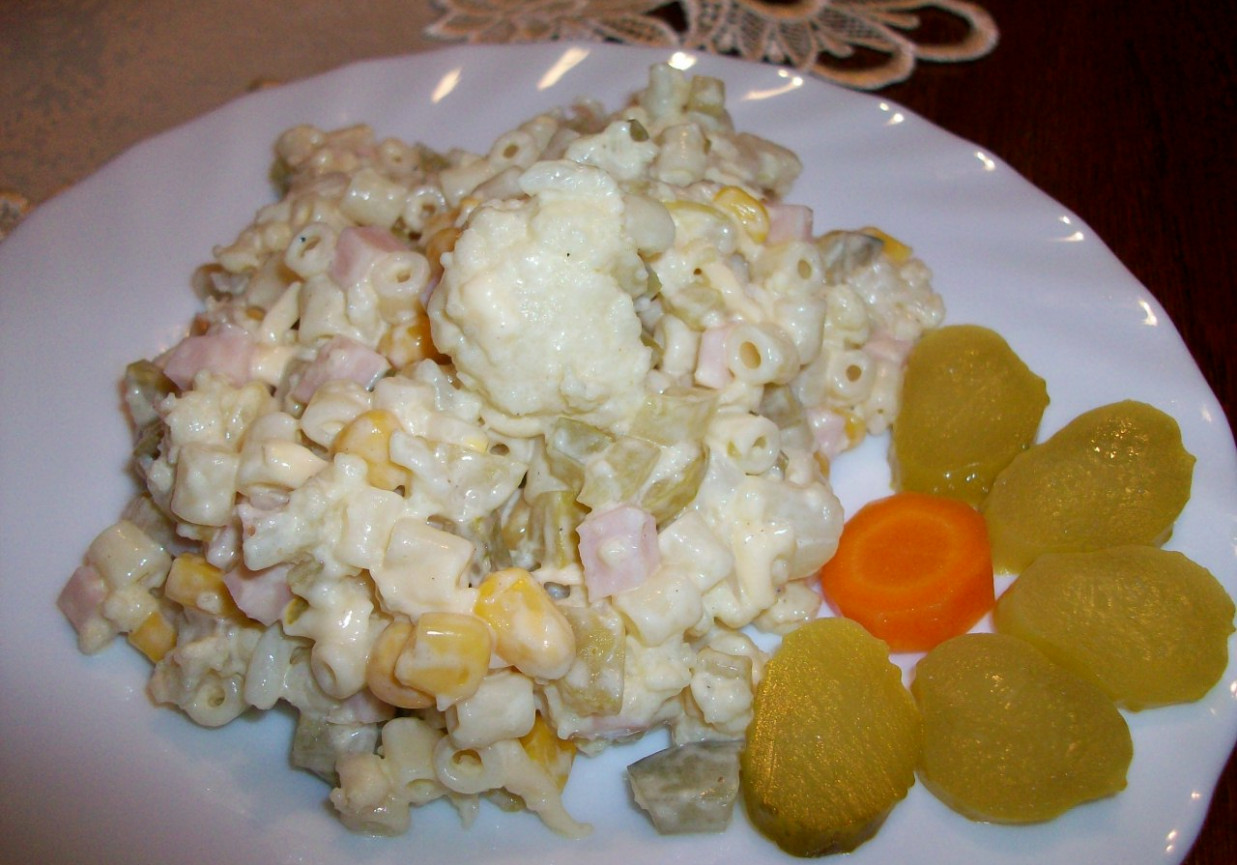 sałatka z makaronem foto