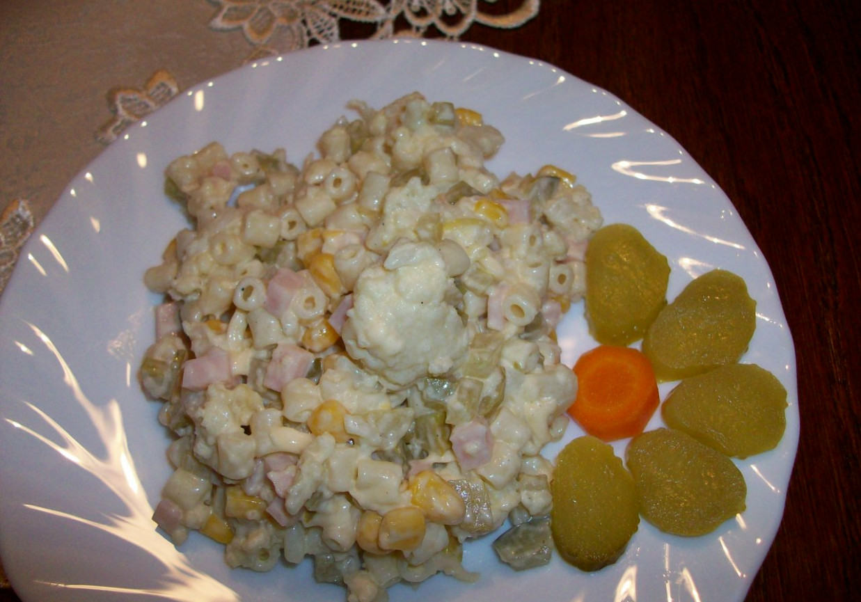 sałatka z makaronem foto