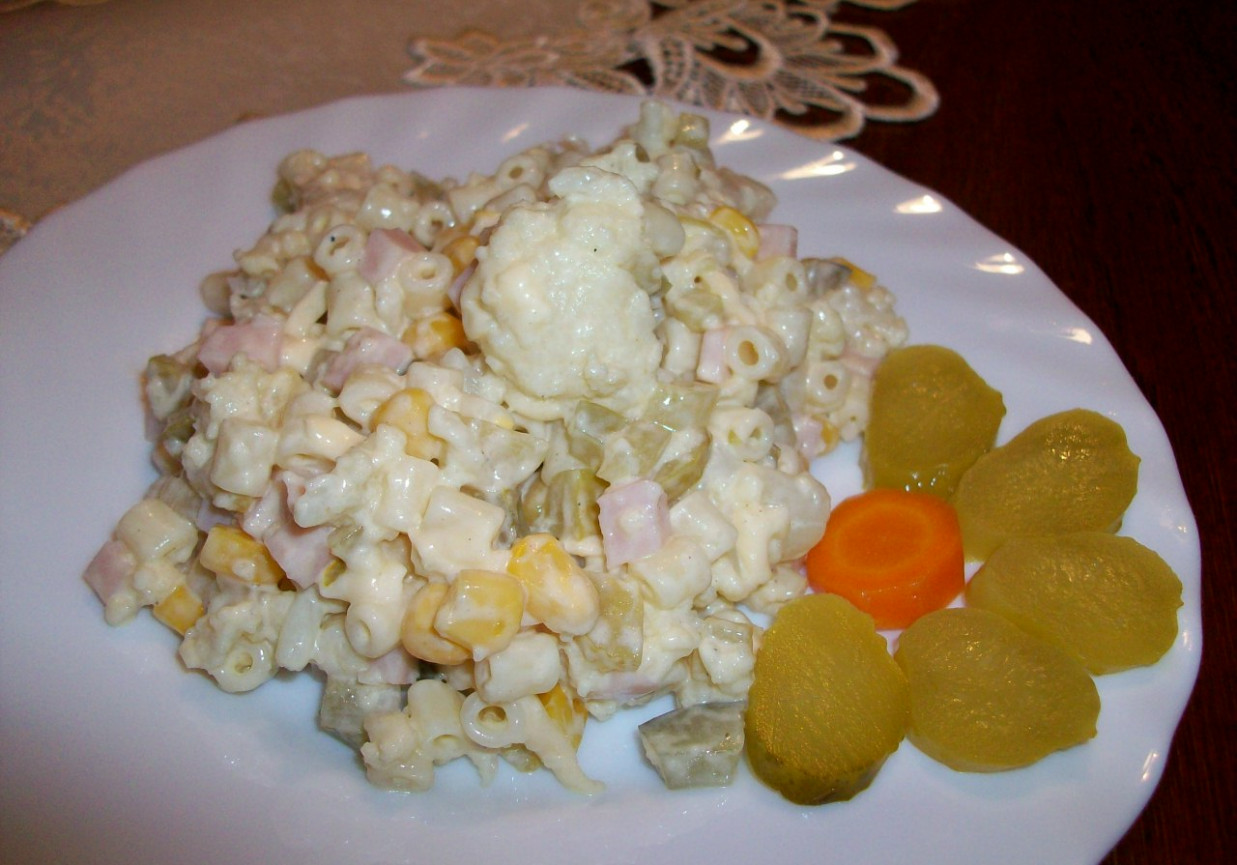 sałatka z makaronem foto