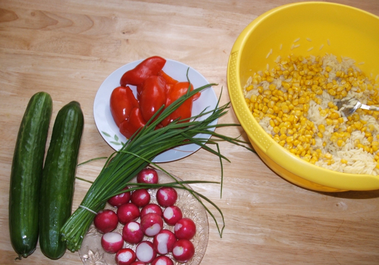 Sałatka z makaronem foto