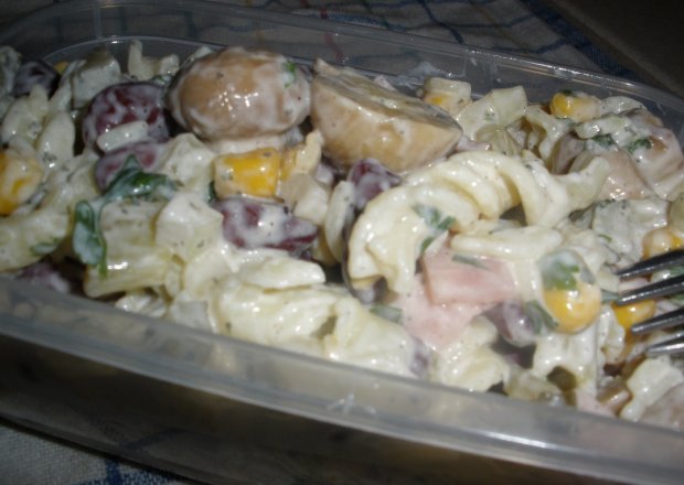 Fotografia przedstawiająca sałatka z makaronem,fasolą ,kukurydzą i pieczarkami