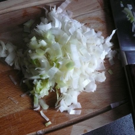 Krok 2 - Sałatka z makaronem,porem i parówką foto
