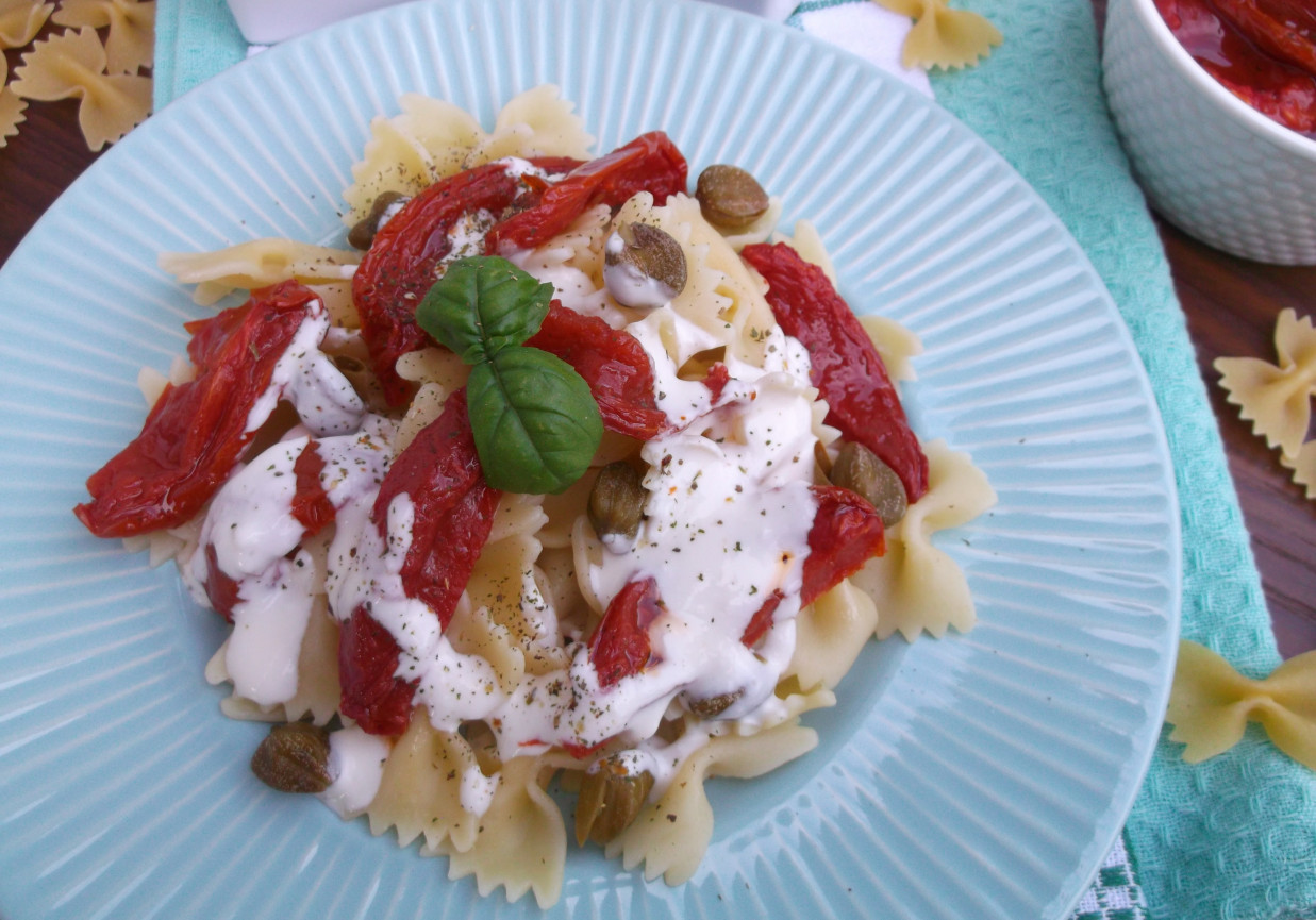 Sałatka z makaronu i suszonych pomidorów z jogurtowym dresingiem foto