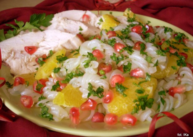 Fotografia przedstawiająca Sałatka z makaronu ryżowego z kurczakiem i owocami