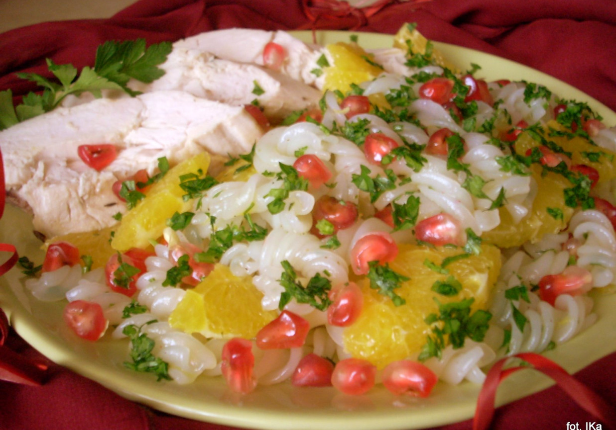 Sałatka z makaronu ryżowego z kurczakiem i owocami foto