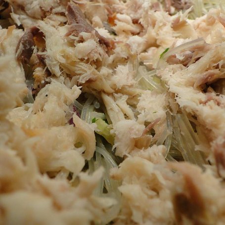 Krok 4 - Sałatka z makaronu ryżowego z wędzoną rybą foto
