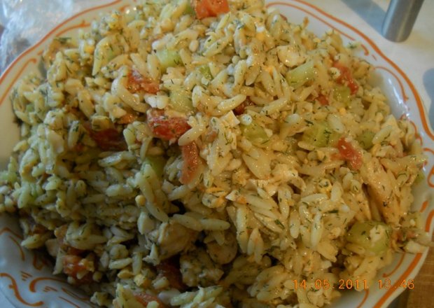 Fotografia przedstawiająca sałatka z makaronu ryżowego